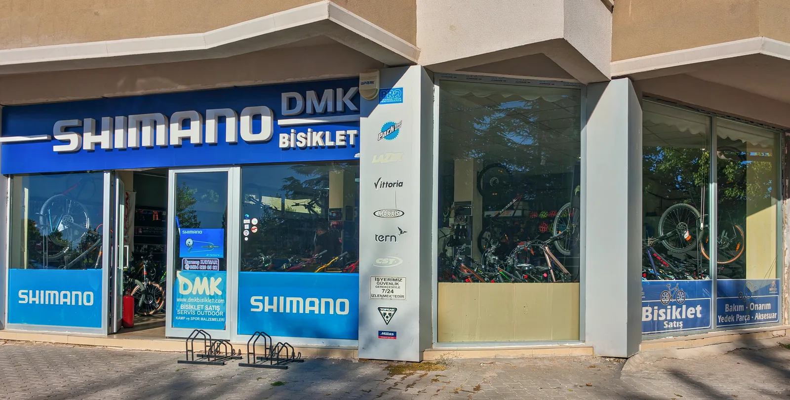 DMK Bisiklet mağaza girişi ve Shimano tabelası
